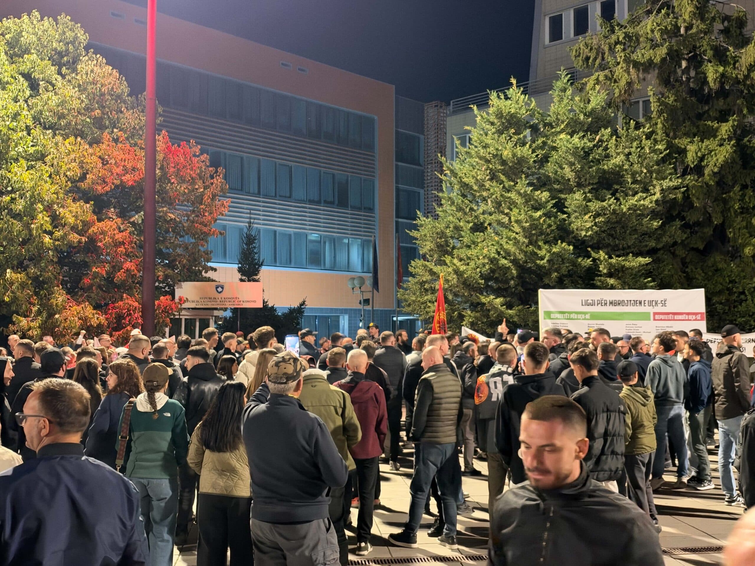 Rritet numri i protestuesve, qytetarët afrohen pranë Kuvendit