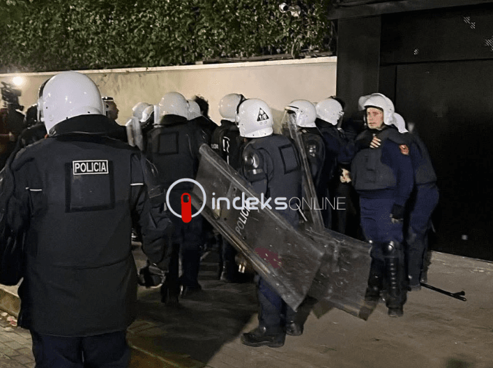 Sërish arrestime në Tiranë, policia e fut në furgon një adoleshent