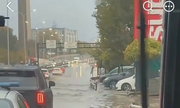 Shiu shkakton vërshime në rrugët e Prishtinës, te rruga e stacionit uji depërton edhe në autobus