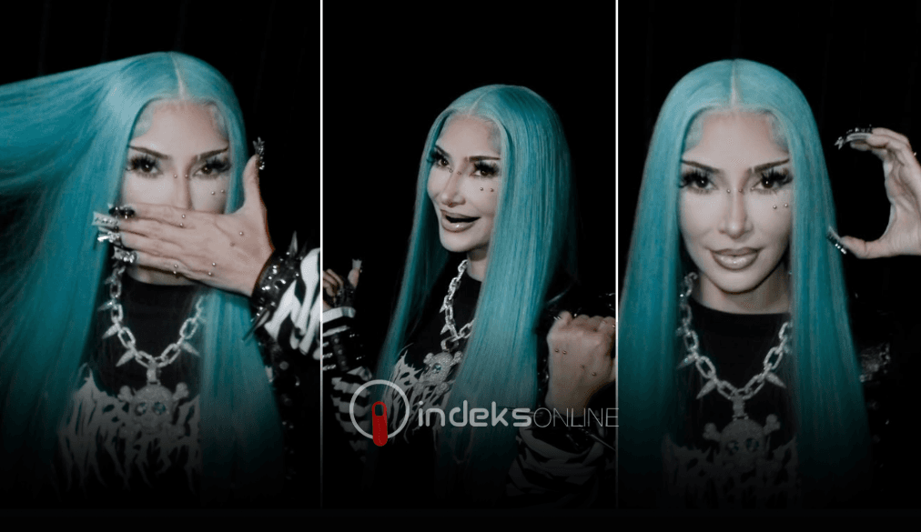 Featured image for Shokon Kimi, shfaqet me dhëmbë të zinj, vathë në duar dhe flokë blu