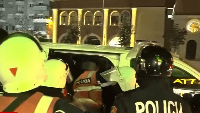 Shoqërohen dy të rinj te Rruga e Kavajës, një grup protestuesish mblidhen në bulevard
