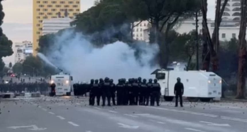 Shqipëri, 16 protestuesit e arrestuar dalin nesër para gjykatës