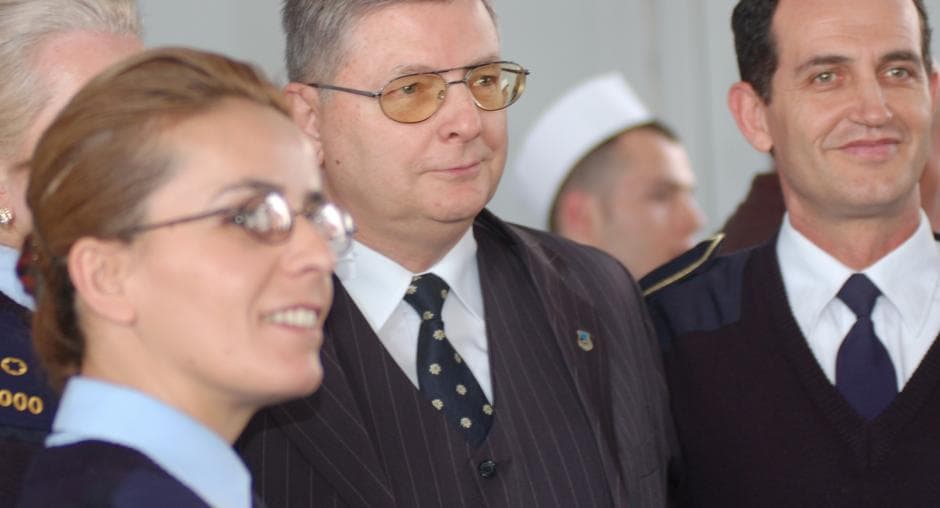 Steve Bennet kundërshton dorëheqjen e Gazmend Hoxhës: Ishte e panevojshme, kundërproduktive për procesin e të nxënit dhe përmirësimit institucional