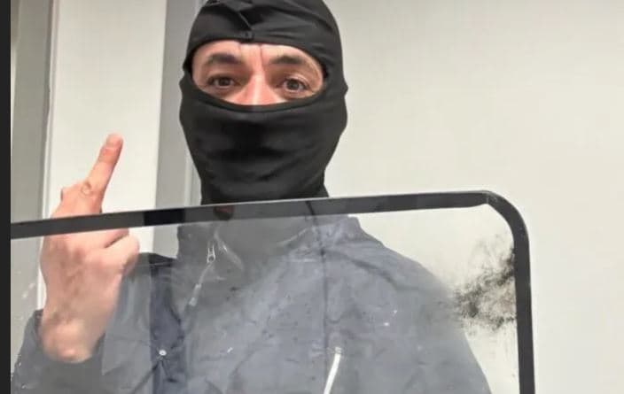 Featured image for Stresi me maskë në fytyrë i dërgon mesazh Edi Ramës, i quan policët “legena”
