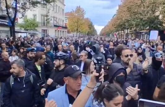 Studentët largojnë deputetët e opozitës dhe hodhën molotovë e gurë drejt Ministrisë së Arsimit