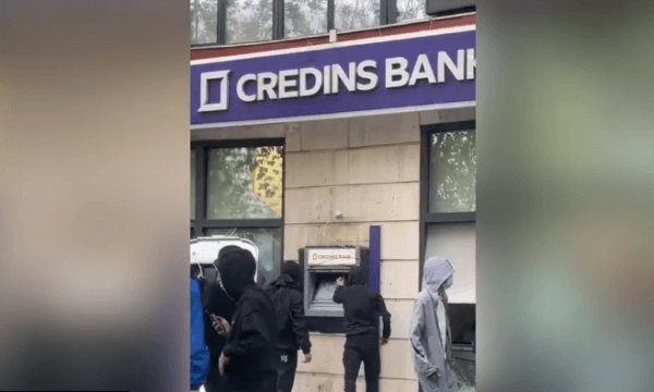 Sulmohet një bankë e nivelit të dytë në qendër të Tiranës, kishte punonjës brenda, protestuesit i vendosin flakën letrave