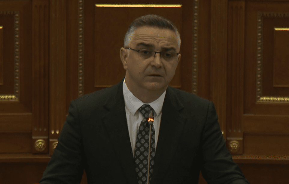 Tahiri kritikon Qeverinë: Pa vizion zhvillimor, po synon ta zëvendësojë ngërçin me rrëmujë legjislative