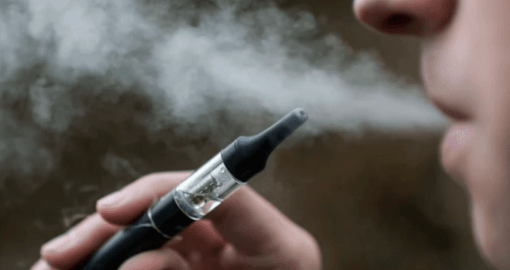 Featured image for Të miturit në Zvicër mund të blejnë cigare elektronike online, ngrihet alarmi për kontrollet e moshës