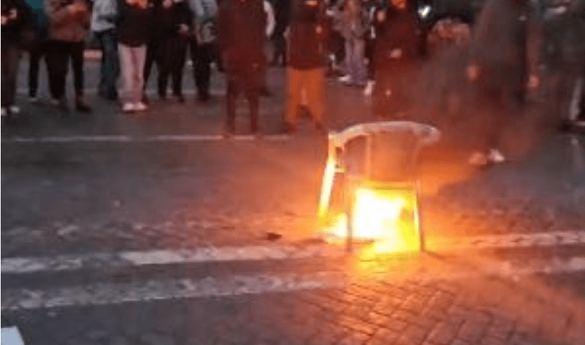 Tensione në bulevardin e Tiranës, protestuesit refuzojnë dialogun dhe i vënë flakën një karrigeje