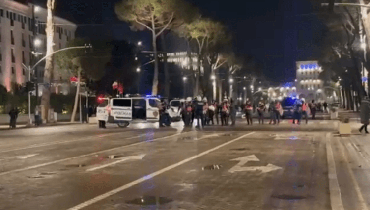 Tensione në protestën në Tiranë, efektivët “Shqiponja” mbërrijnë në Bulevard pas hedhjes së molotovëve
