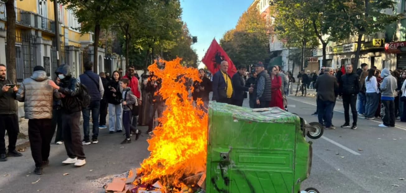 Tensione në protestën para Ministrisë së Arsimit në Tiranë, protestuesit u vënë flakën koshave të mbeturinave