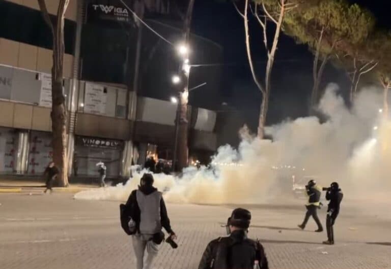 Tensione para Kryeministrisë, policia shpërndan protestuesit me gaz lotsjellës – Përplasje edhe me gazetarët