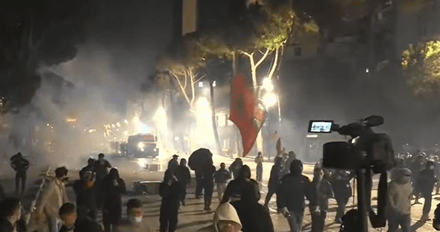 Featured image for Tensionet në protestë, sulmohen me gurë makinat e mediave