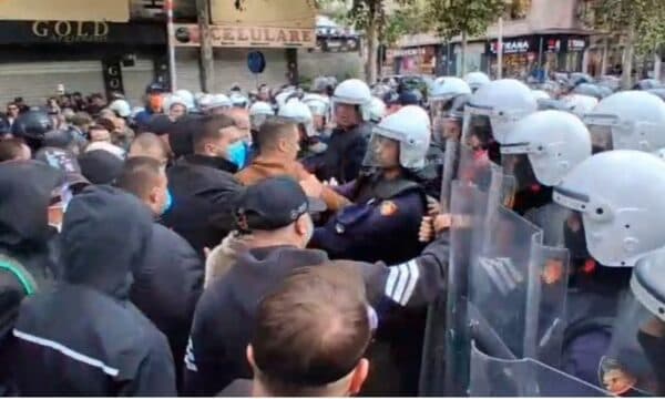 Tensionet para Parlamentit të Shqipërisë, policia hedh spraj lotsjellës ndaj protestuesve