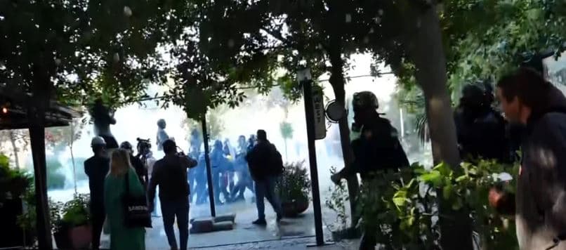 Tensionet te Kryeministria, ndërhyn FNSH, futen në lokal për shoqërimin e protestuesit, e shpëtojnë klientët