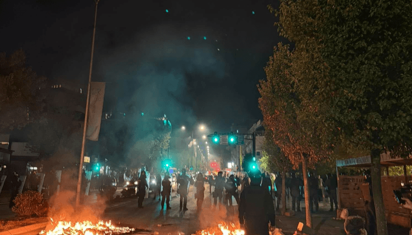 Tensionohet situata në “Agim Ramadani”, protestuesit hedhin gurë në drejtim të Policisë