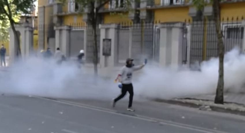 Tensionohet situata para Ministrisë së Arsimit, policia hedh gaz lotsjellës ndaj protestuesve