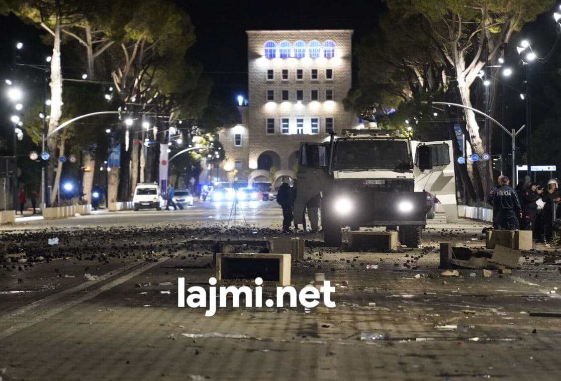 Tirana në kaos nga protesta e ditës së djeshme, 68 persona të arrestuar dhe 20 të proceduar penalisht