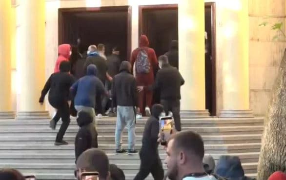 Tiranë: Protestuesit hapin dyert dhe godasin me gurë godinën e Ministrisë së Financave