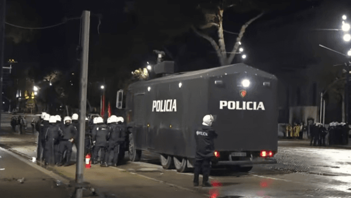 Tiranë: Protestuesit shpërndahen nëpër rrugë, policia vijon kontrollet në terren