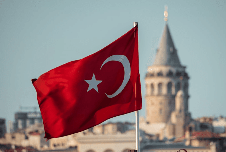 Featured image for Tronditet Turqia… I dyshuar për manipulim, kreu i gjyqtarëve përfundon në paraburgim