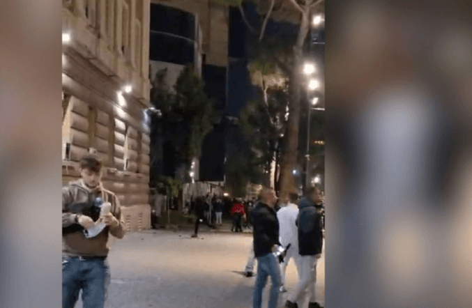 Tubimi në Bulevard, protestuesit thyejnë xhamat e Kryesisë së Kuvendit