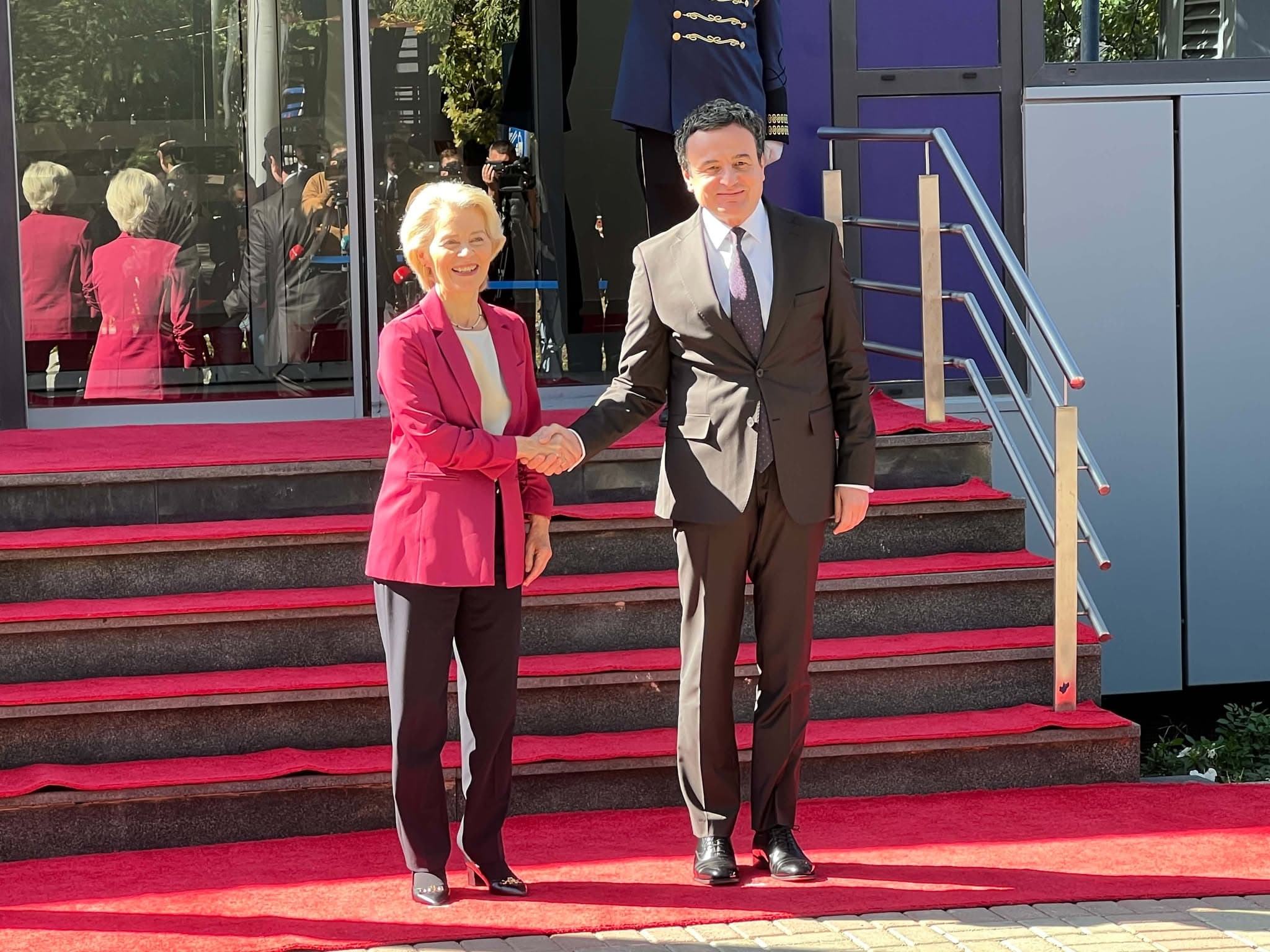 Featured image for Ursula von der Leyen takohet me Kurtin, pas takimit deklarohen për media