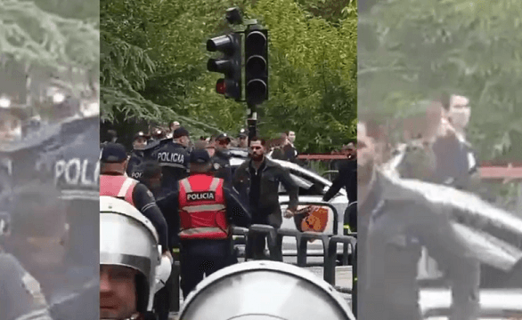 Vazhdon përplasja mes protestuesve dhe policisë para Kuvendit të Shqipërisë, një i shoqëruar