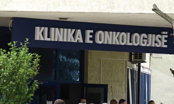Featured image for Vdekja e pacientes me kancer të gjirit, reagon drejtori i Onkologjisë
