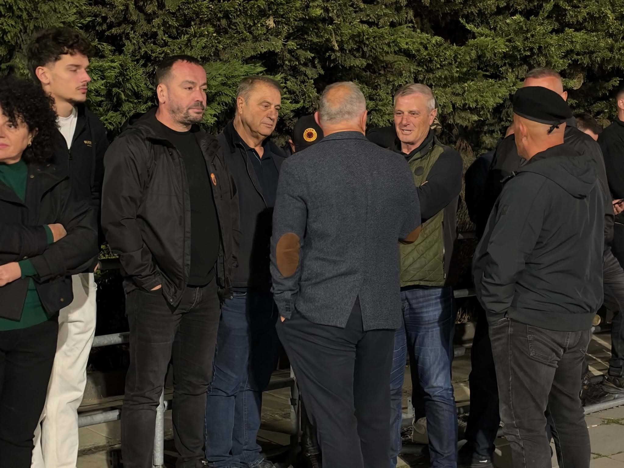Vëllezërit e Hashim Thaçit dhe Shukri Buja në mesin e protestuesve që do të qëndrojnë afër Kuvendit deri nesër