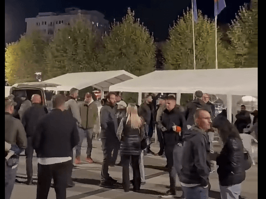 Vendosen tenda në shesh pas paralajmërimit të protestuesve se do të qëndrojnë gjithë natën te Kuvendi