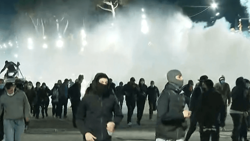 Vërshojnë molotovët drejt autoboteve, policët i përgjigjen me ujë