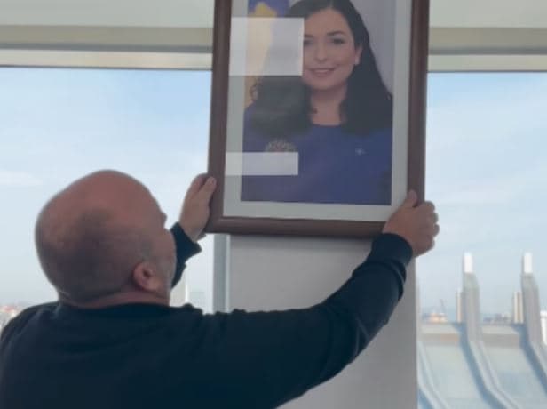 “Vet e kam ndu, vet po e hjeki” – Naseri që e bëri të famshëm Gërvalla e heq një fotografi të Osmanit nga Ministria e Drejtësisë