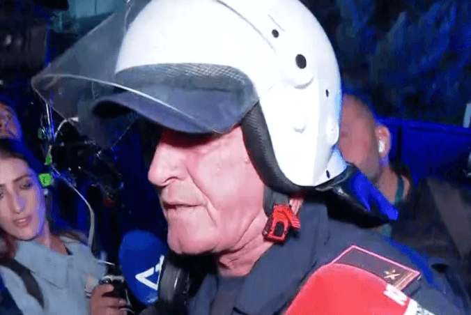 “Vetëm molotovë e gurë”/ Zjarri në Komisariatin nr. 3, efektivi: Ka shumë të lënduar