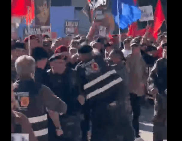 Veteranët rrahen mes vete pak para se të nis protesta kundër vendimit të Gjykatës Speciale