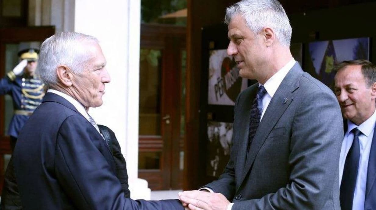 Wesley Clark kërkon lirimin e Thaçit dhe të tjerëve: Mjaft më, le të kthehen në Kosovë – vendimi është ofendues