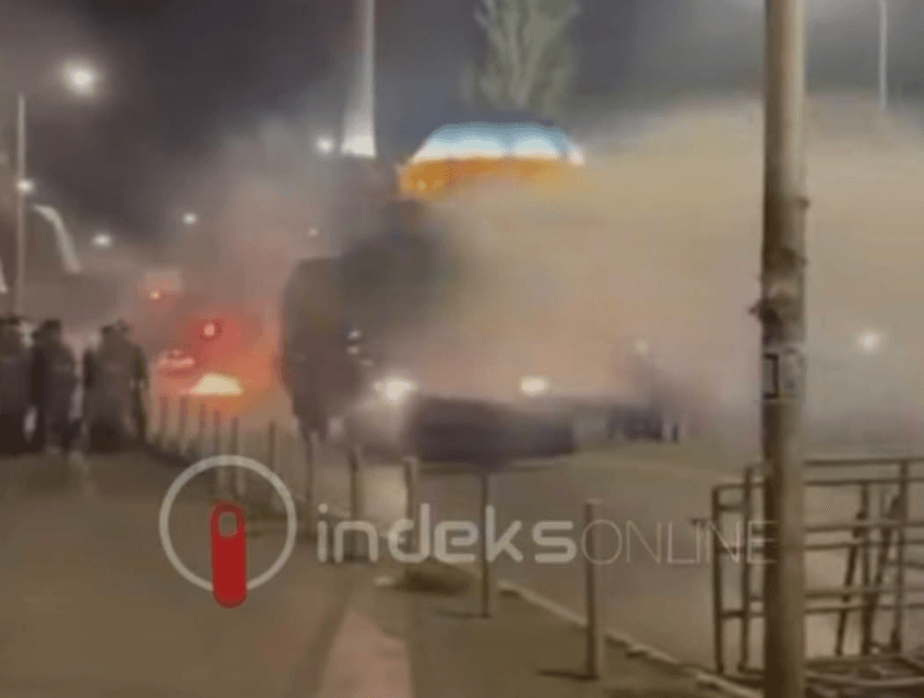 Zhvillimi i fundit nga sheshi: Policia vazhdon me gaz lotsjellës e top ujë, protestuesit nuk largohen