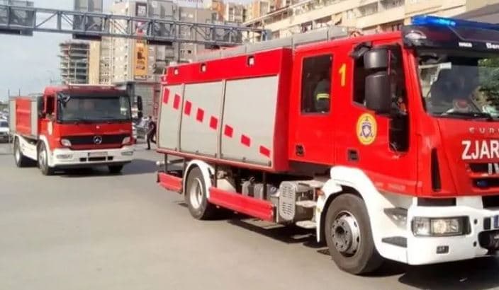 Zjarr në një banesë në Tophane të Prishtinës, banorët dalin jashtë nga frika