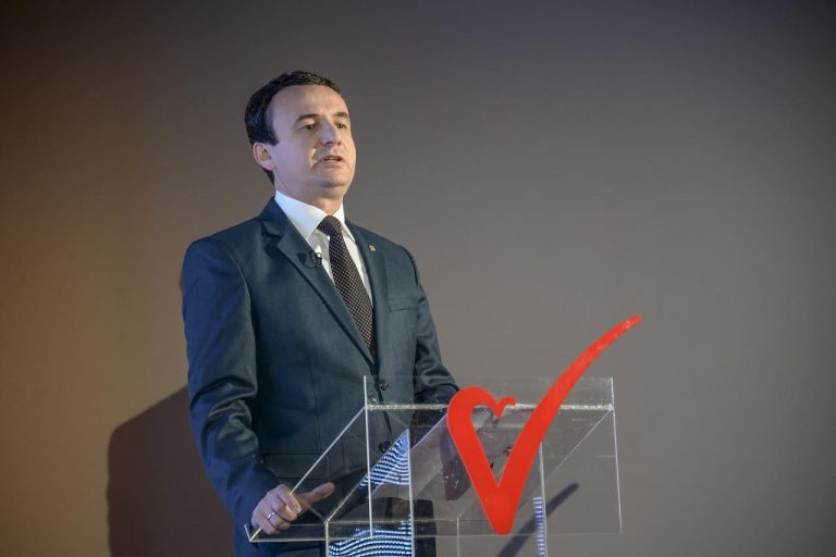 Albin Kurti flet për gazetën austriake: Heqim taksën me Serbinë, por me dy kushte