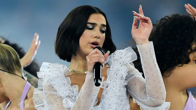 Dua Lipa shfaqet në video duke ‘mohuar’ origjinën, shpërthejnë komentet (VIDEO)