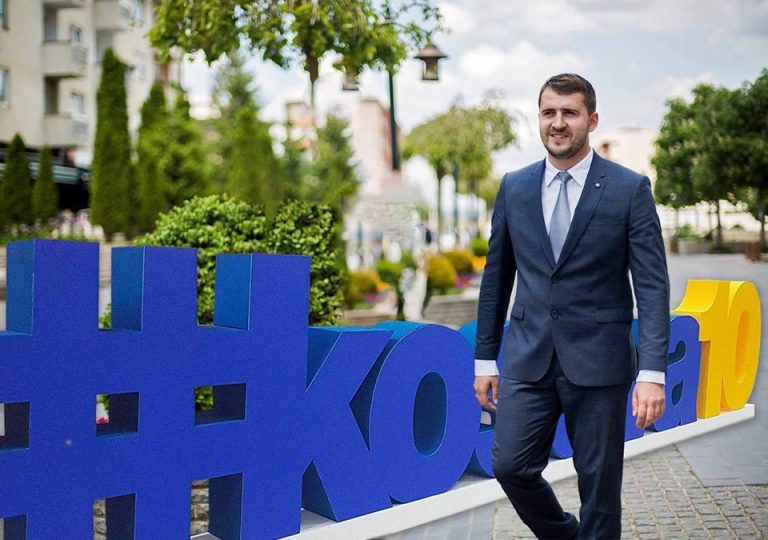 Pesë arsye pse duhet votuar Mergim Lushtakun (VIDEO)