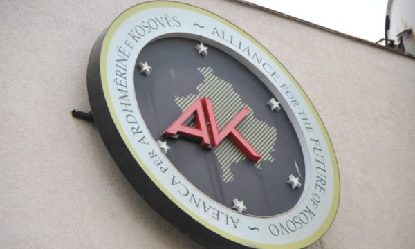 Kjo është femra më e votuar në AAK