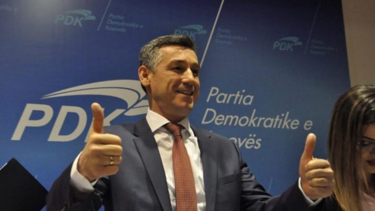 Veseli e pi kafen e mëngjesit me dy kandidatët për deputetë nga radhët e partisë së tij (FOTO)