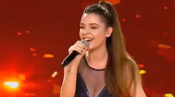 Shqiptarja shpallet fituese e festivalit ndërkombëtar në Rusi, dridh skenën