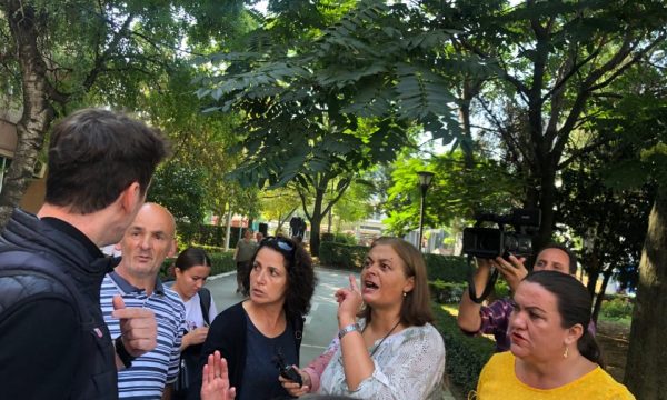 Vendimi për rrënimin e shkollës përplas mësimdhënësit me zyrtarin komunal