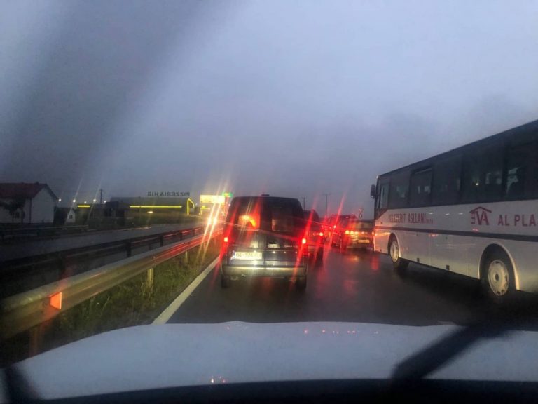 Bllokohet rruga Prishtinë-Drenas, kolona të gjata pas motit të ligë