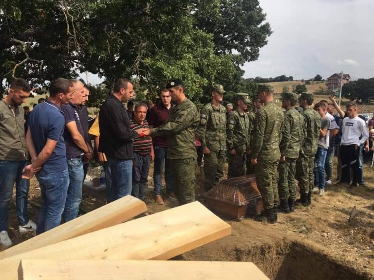 Në Plluzhinë të Skenderajt varroset veterani i UÇK-së (FOTO)
