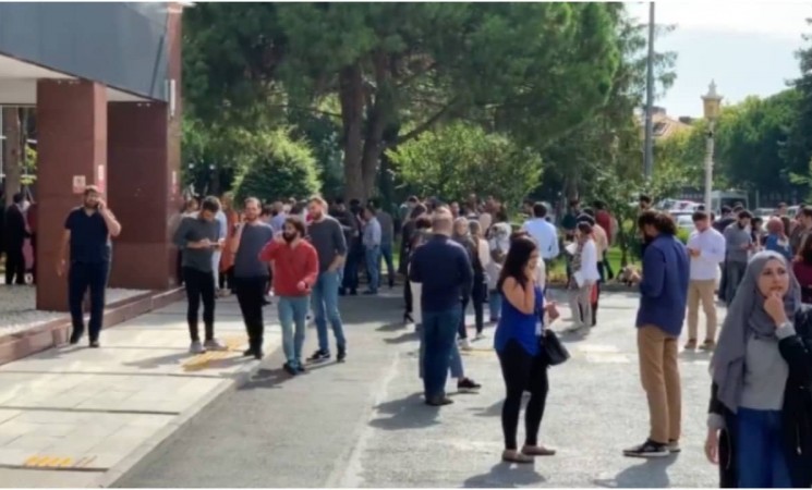 Gazetarët dhe stafi në rrugë, shihni si boshatisen zyrat e televizionit turk pas tërmetit! (VIDEO)
