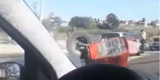 Traktori çahet përgjysmë pas aksidentit me një veturë në Drenas