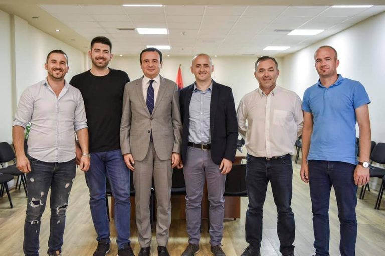 Një grup profesionistësh nga Skënderaj i bashkohen Lëvizjes Vetëvendosje (FOTO)
